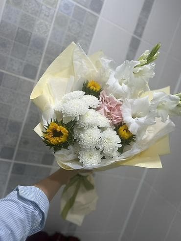 живой цветы: 5 разных букетов свежие получено час назад . Цену обсудим — 4