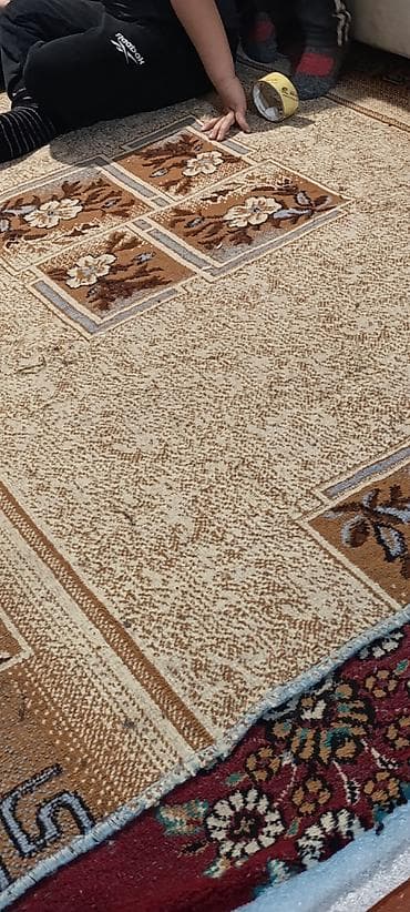 бесплатная: Палас 1 большой 3 средних старые,грязные отдам за 1500 сом — 2