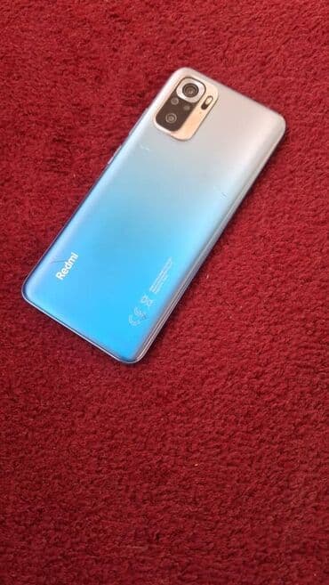 сенсорный телефон: Смартфон Redmi в светло-голубом/серебристом цвете. Устройство имеет — 1