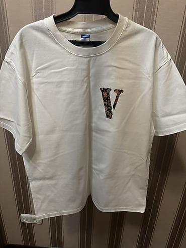 Белая футболка с короткими рукавами и круглым вырезом, украшенная