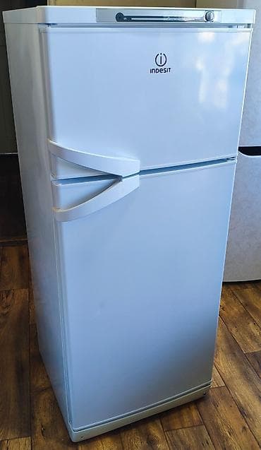 Холодильник Indesit, Б/у, Двухкамерный, De frost (капельный), 60 * 150 * 60