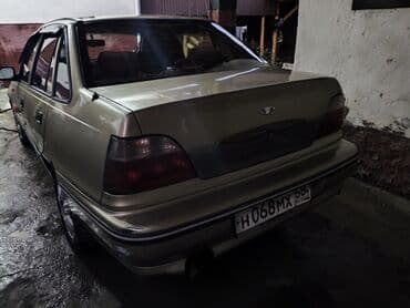 саната машина: Седан Daewoo Nexia золотистого цвета. Автомобиль оснащен четырьмя — 2