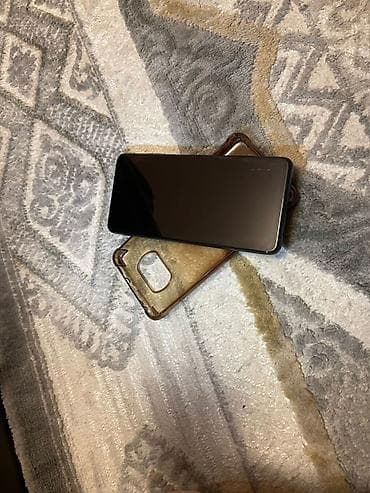 кербен телефон: Смартфон с большим безрамочным дисплеем с центральным вырезом под — 3