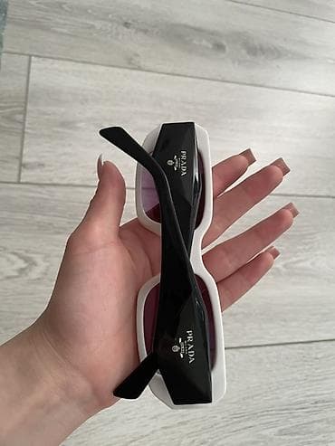 Солнцезащитные очки Prada - Модель с прямоугольной геометрией и