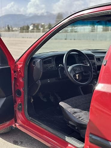 авто в такси: Volkswagen Golf: 1992 г., 1.4 л, Ручные, Хэтчбэк — 7