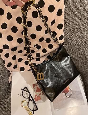 косметички: Сумка-хобо из черной глянцевой эко-кожи с металлической фурнитурой — 4