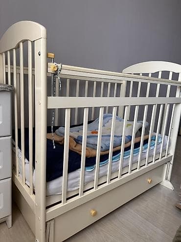 Детская кроватка с маятниковым механизмом и выдвижным ящиком