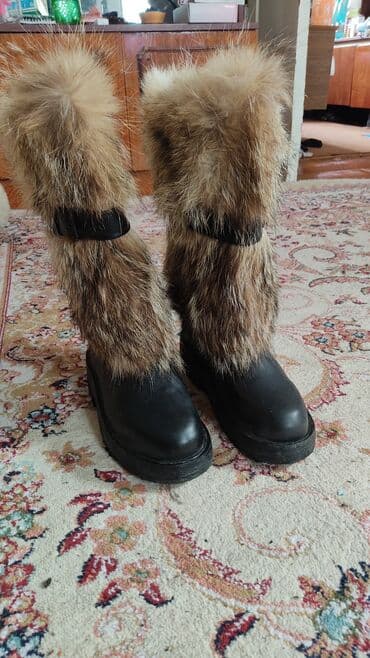 женские зимние сапоги из натуральной кожи и меха: Зимние сапоги. Размер примерно 39-40. Шили на заказ. Натуральный мех — 2