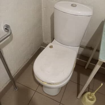 банные принадлежности: Продам в г.Ош: унитазы,ванную со смесителем 3500с, умывальник с — 3