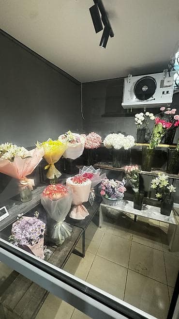 сдаю кафейню: Продаю готовый бизнес (цветочный магазин+воздушные шары), со своей — 2