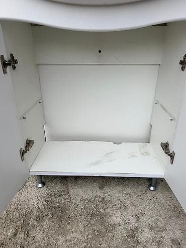 Туалетные столики: Тумба под раковину с умывальником б /у 1500 и унитаз 4500 — 2