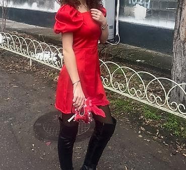 красные: Яркое красное мини‑платье с короткими пышными рукавами. Особенности — 2