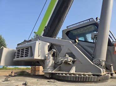 на железных номерах: Автокран, Zoomlion, 2018 г., от 30 м — 6