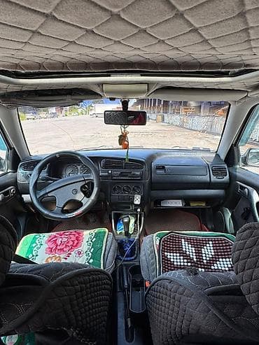 марк: Volkswagen Vento: 1993 г., Седан — 4