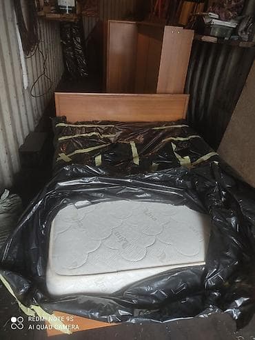 Кровать с матрасом. - Размер: ориентировочно односпальная/полуторная