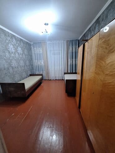 дом с подселением: 3 комнатанын,бир комнатасы берилет,озубуз жашайбыз,2 кызга,же жаш — 1