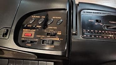 магнитола для авто: 2 аппарата фирма SANYO MCD - Z51, бумбокс полностью рабочий, нужна — 7