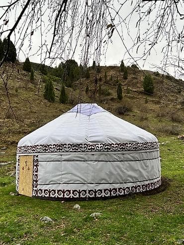 Юрта (стационарно-разборная тентовая конструкция круглой формы) -