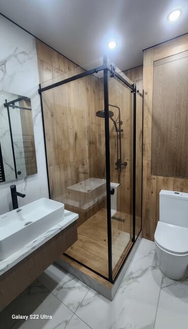 бу душ кабинка: Раздвижной стеклянный душевой перегородок с черным фурнитурой — 1