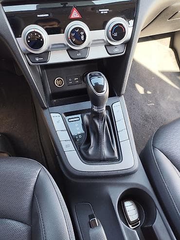 Hyundai Elantra: 2020 г., 1.6 л, Автомат, Бензин, Седан — 3
