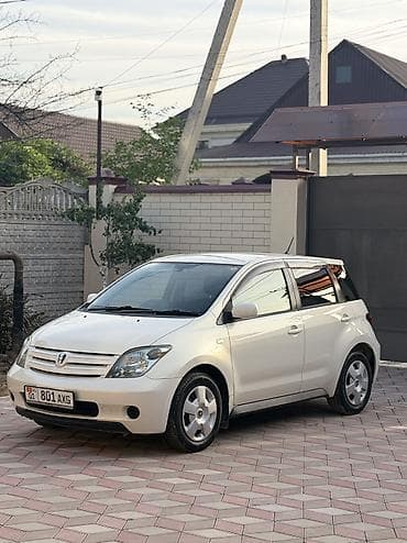 Toyota Ist: 2004 г., 2 л, Автомат, Бензин, Седан
