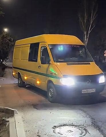 Жёлтый грузопассажирский фургон Mercedes-Benz Sprinter (длинная база — 1