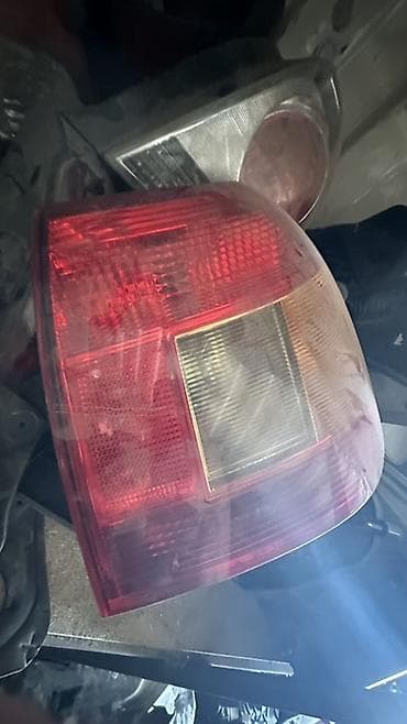 Задний левый стоп-сигнал Toyota