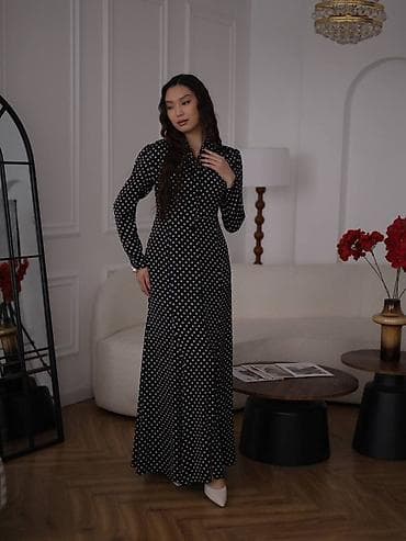 платье горошек: Длинное женское платье в горошек - Фасон: приталенный верх с мягкими — 1