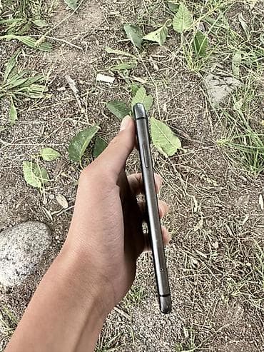 es 10: IPhone 11, Черный — 4