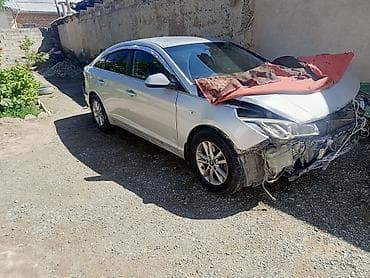 Автомобиль седан, серебристый цвет, на легкосплавных дисках