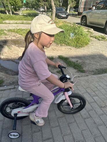 трехколесный велосипед: Детский велосипед с беговел-геометрией и боковыми колесами На возраст — 3