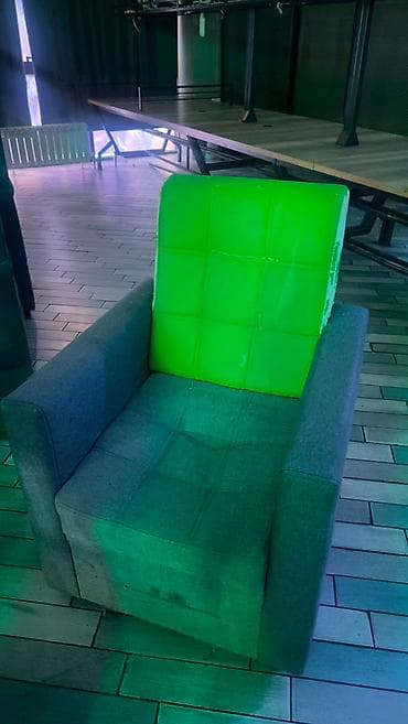 sofa bed: Кресло мягкое, с широкими подлокотниками и глубокой посадкой. - — 1