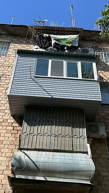 Застеклённый и облицованный балкон/лоджия - Тип: выносной балкон с