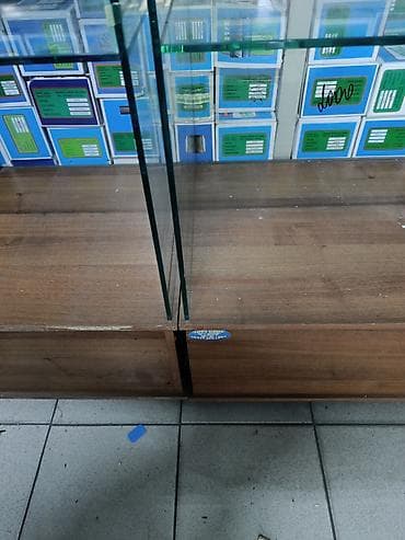 Срочно Стеклянная витрина-витраж для магазина в количестве 3 шт — 2