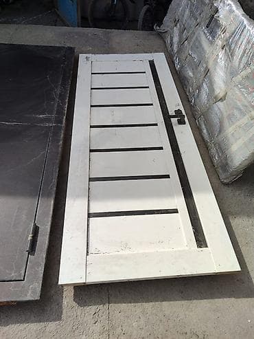 Деревянная дверь в стиле «решётка/филенчатая» с горизонтальными