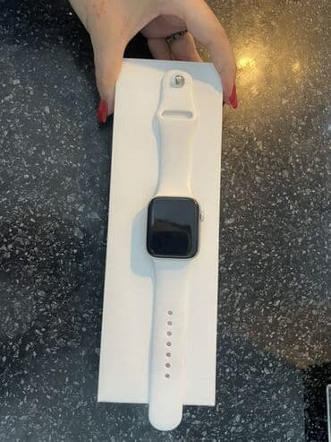 Детские смарт-часы: Смарт‑часы в формате Apple Watch (корпус светлый, квадратный дисплей — 1