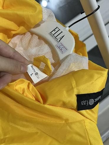 Яркий жёлтый дождевик/куртка от Яндекс еда Характеристики: - Размер — 2
