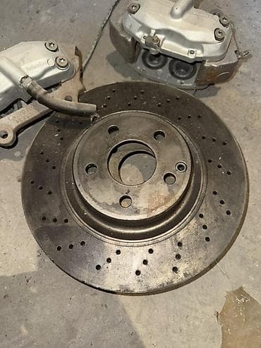 Тормозной комплект Brembo: суппорта и перфорированные диски на