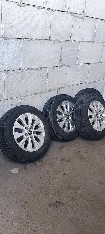 Шины и диски: Комплект из 4 колес Toyota на легкосплавных дисках. - Оригинальные — 1