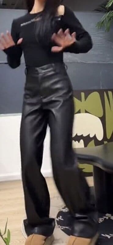 Прямые женские брюки из эко‑кожи На рост 160 размер s 42 - Цвет