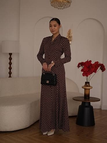 платья в горошек: Длинное женское платье в горошек - Фасон: приталенный верх с мягкими — 4