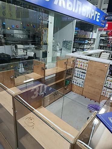 стол полка: Островная торговая витрина/киоск из стекла и ЛДСП - Конфигурация — 2