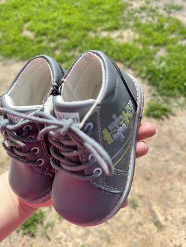 бежевые туфли: Новые ботинки очень в хорошем состоянии 
Размер 22 детская обувь — 4