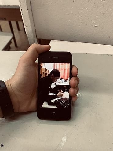 черные часы: IPhone 4, Б/у, < 16 ГБ, Черный, Зарядное устройство — 4