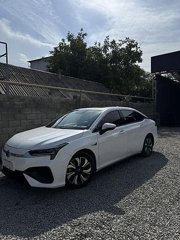GAC: GAC Aion S Plus — полностью электрический седан белого цвета. Пишите — 3