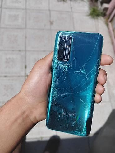 самсунг галакси нот 9: Смартфон с камерой и экраном с вырезом под фронтальную камеру слева — 7