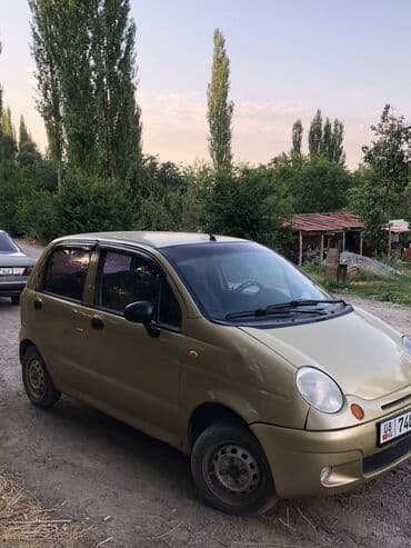 авто зеркала: Автомобиль Daewoo Matiz золотистого цвета, компактный хэтчбек с пятью — 2