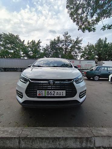 geely mk cross: Компактный кроссовер (белый цвет кузова) с современным дизайном и — 6