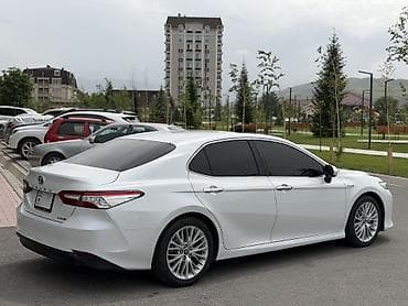таёт: Toyota Camry: 2018 г., 2.5 л, Вариатор, Гибрид, Седан — 4