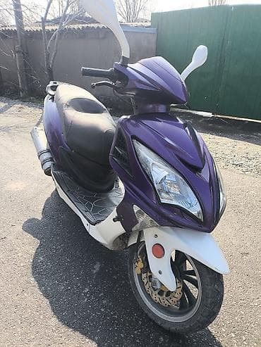 50 кубовые скутеры: Скутер классического городского формата в ярком фиолетово‑белом цвете — 3